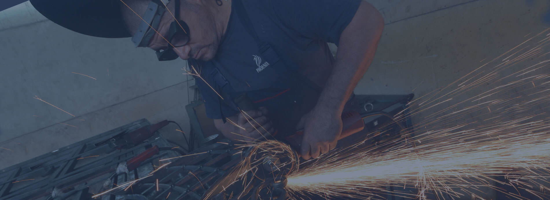 Majstor MetalArt Janković u radionici tokom kovanja gvožđa